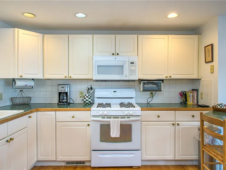 1258 Greenfield Ln — Photo 11