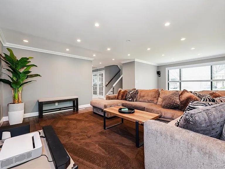 98 Lisa Dr — Photo 26