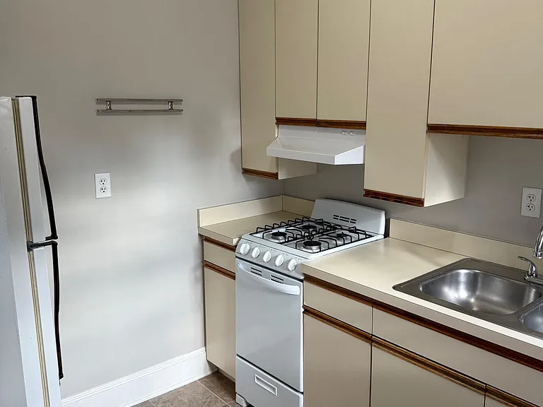 Frances Apartments — Photo 10