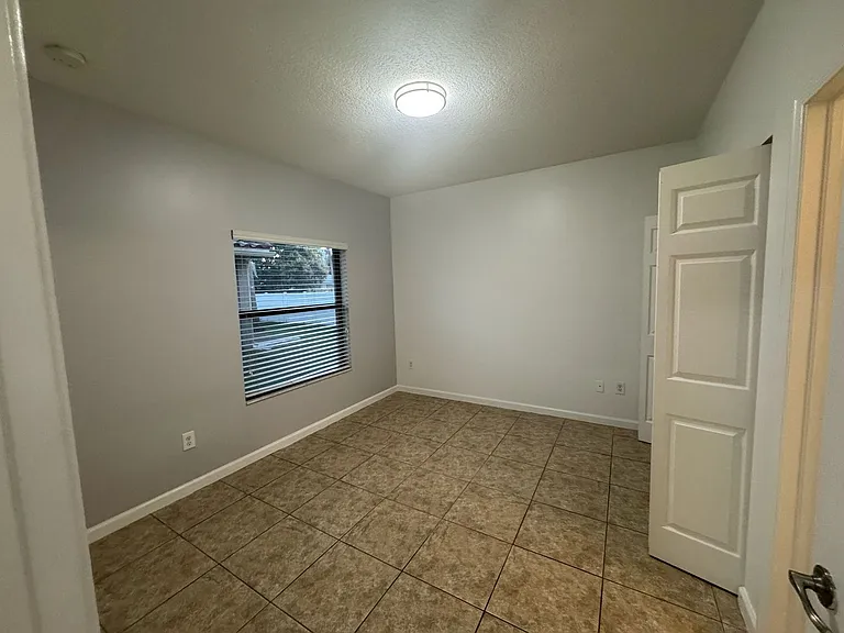 1035 NE 10th Ave — Photo 15