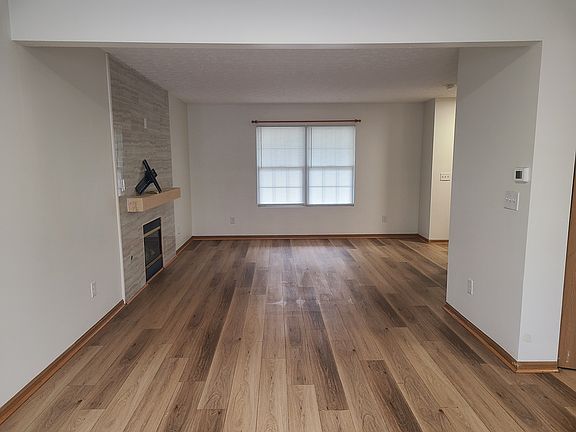 4th image of 9153 Constitution Ave