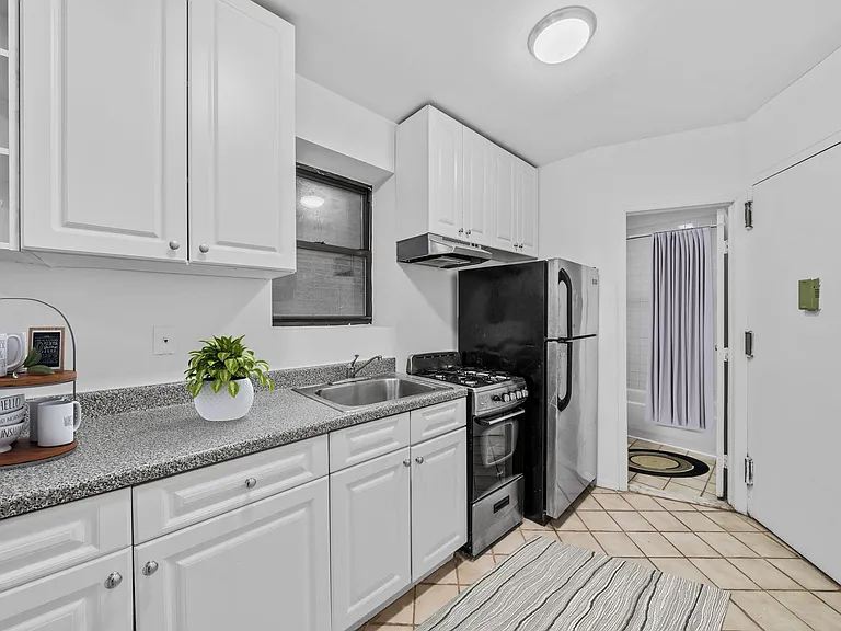 326 W 49th St #5RW — Photo 2
