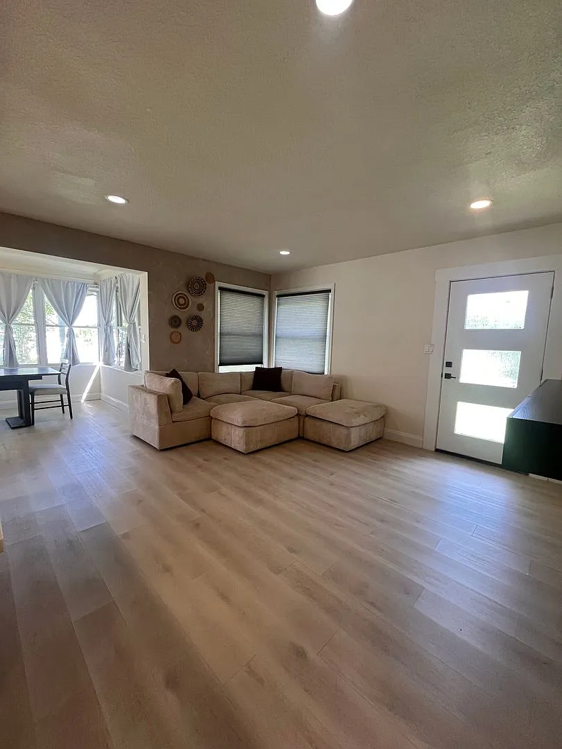 Your 4 Bedroom, 2 Bathroom St. Pete Sanctuary Awaits!! — Photo 2