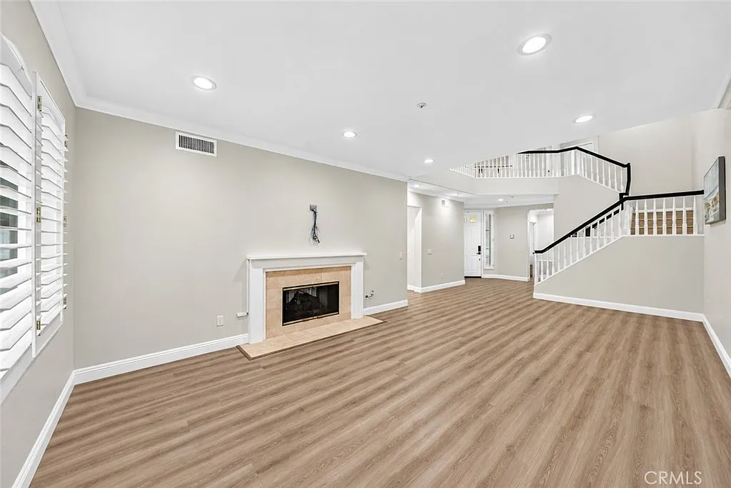3 bed, 2.5 bath, 2271 sqft, $5,000 — Photo 3