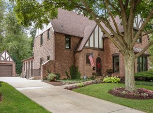 611 Lakeview Ter, Glen Ellyn, IL 60137