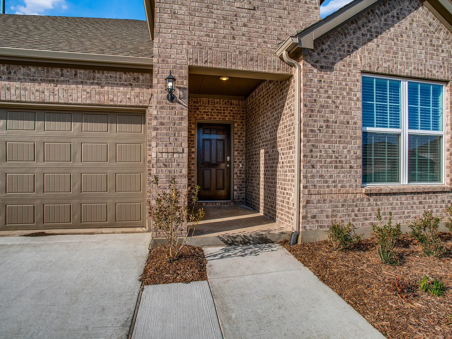 5 bed, 2595 sqft, $2,600 — Photo 2