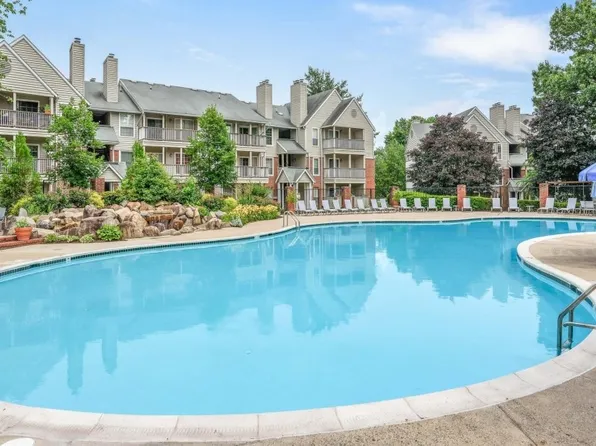 3920 Penderview Dr APT 303, Fairfax, VA 22033