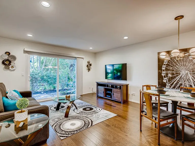957 La Bonita Dr — Photo 2