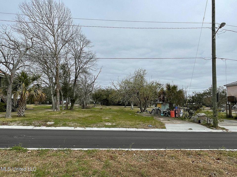 2nd image of 402 Wisteria Ln