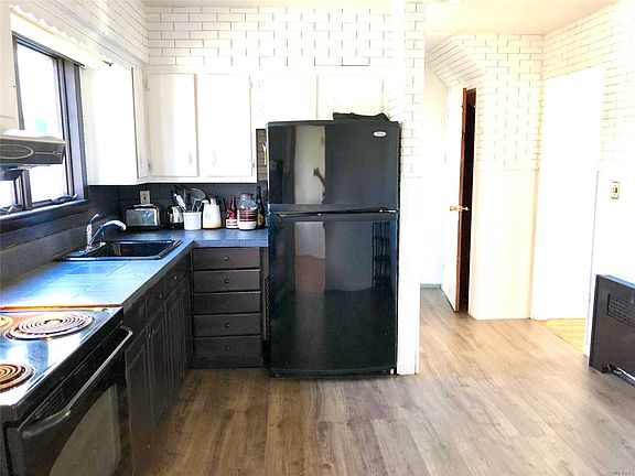4th image of 221 Marilynn St