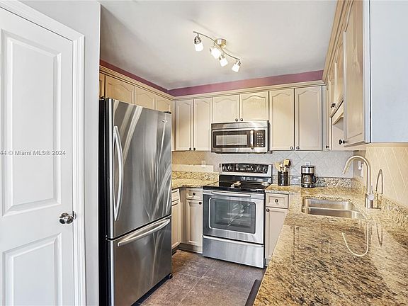 3rd image of 400 E Bay St Suite 701