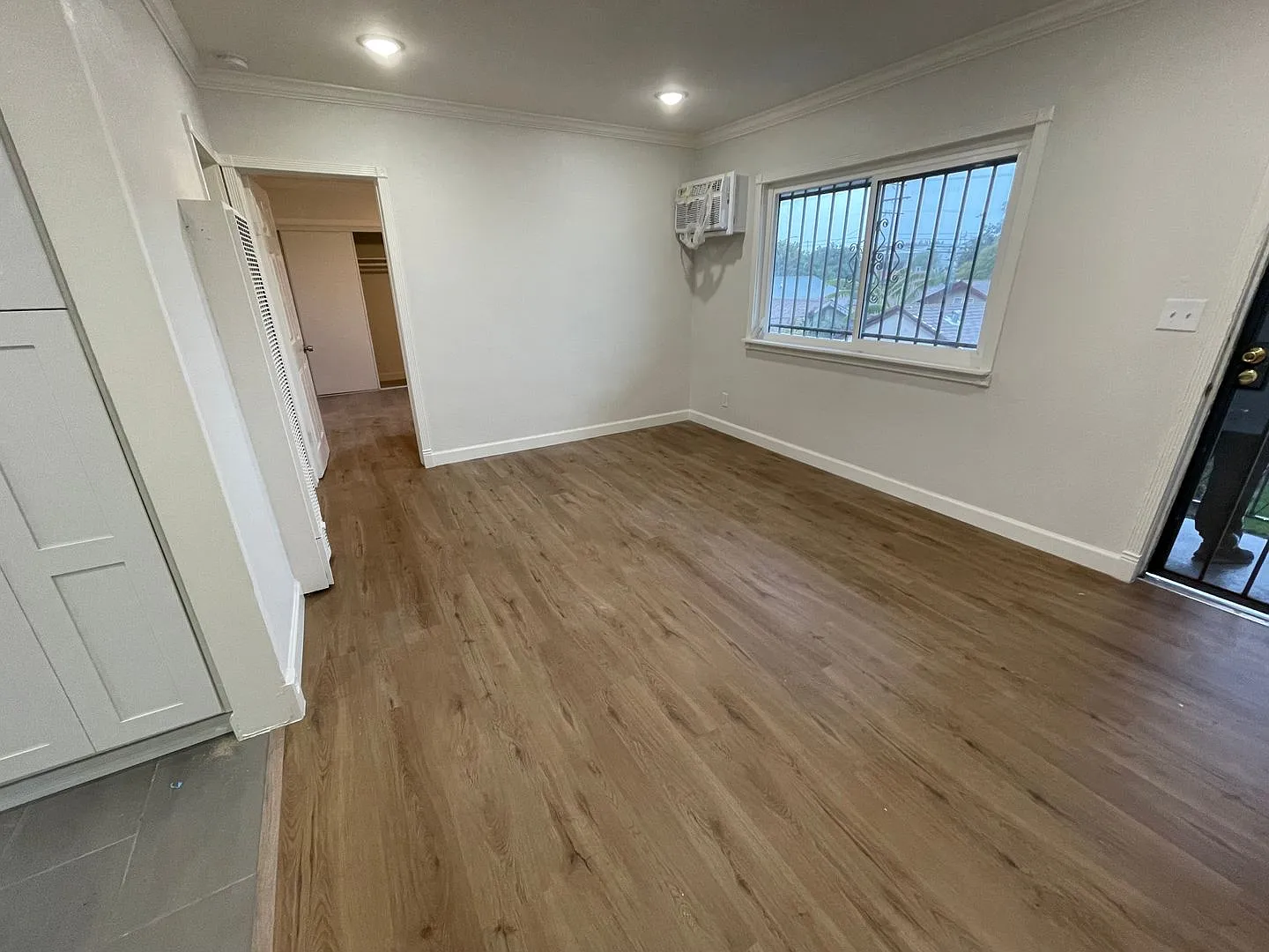 2 bed, 650 sqft, $2,100 — Photo 2