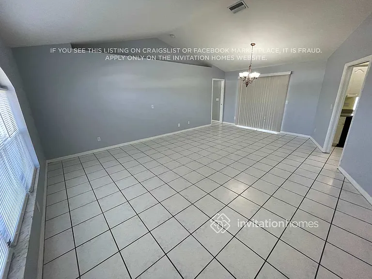 4228 SW 15th Pl — Photo 3