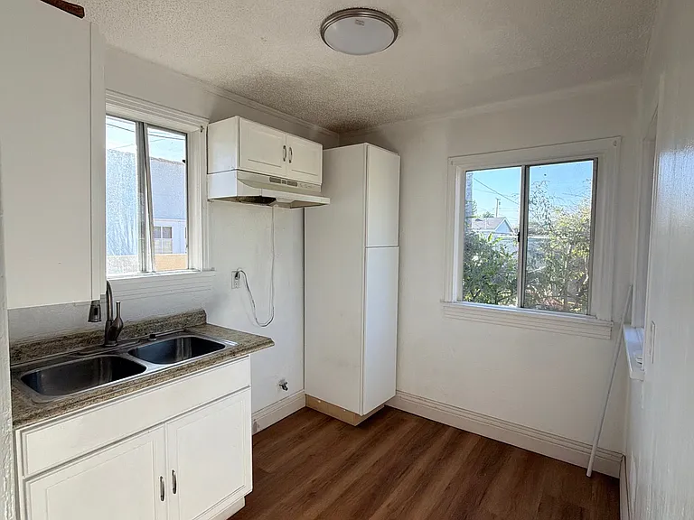 427 W Arbutus St — Photo 4