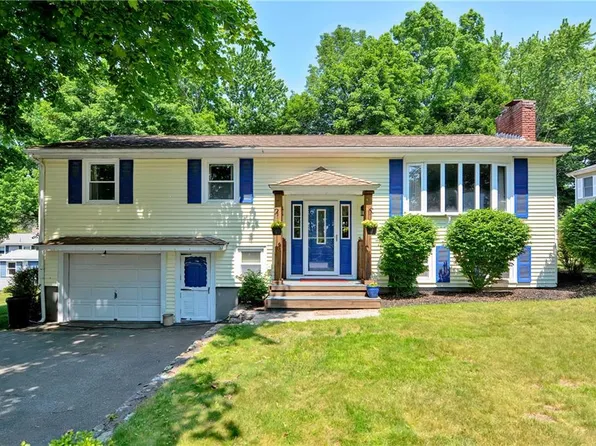 27 Taft Rd, Cumberland, RI 02864