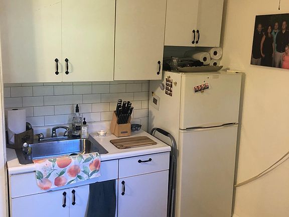 5th image of 633 W Arlington Pl #19