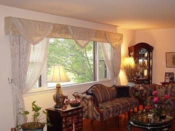 5th image of 1021 Saint Clair St