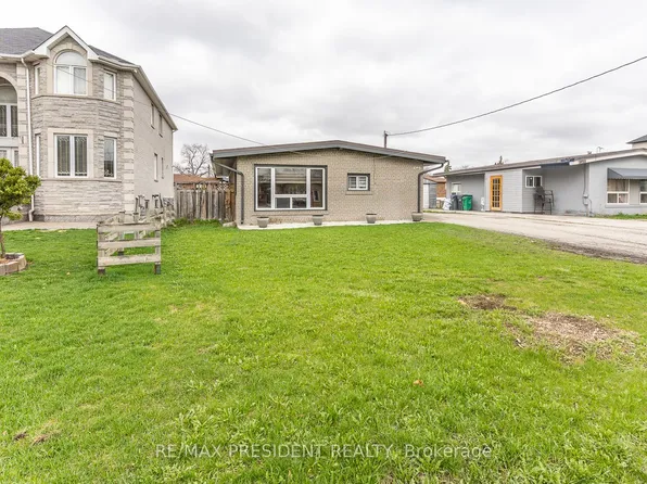 7648 Redstone Rd, Mississauga, ON L4T 2B9