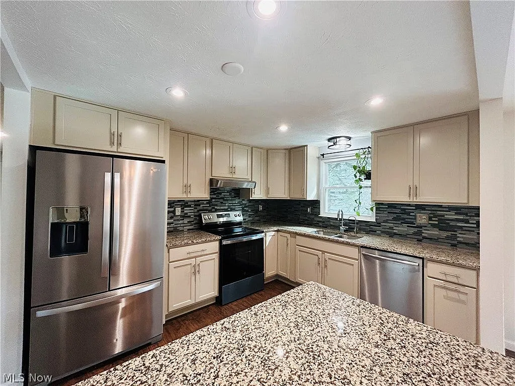 3 bed, 2.5 bath, $2,200 — Photo 3