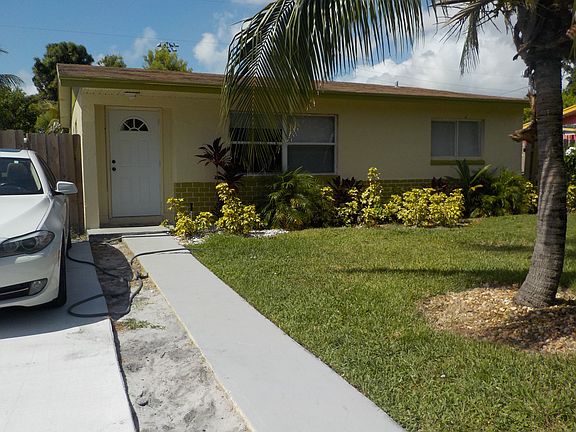 3rd image of 210 NW 20th Ct