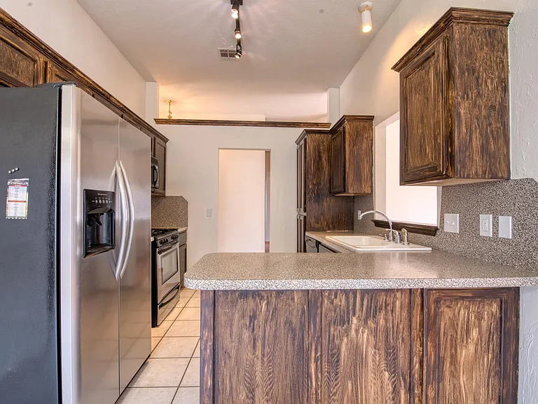 1220 Eastridge Dr — Photo 4