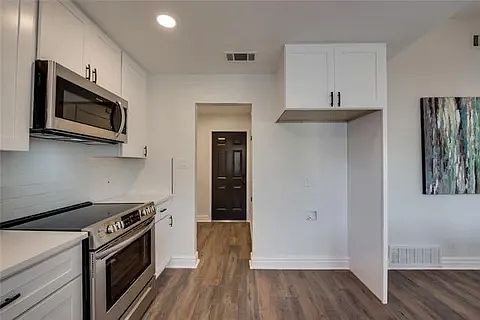 4th image of 2211 W Sanford St