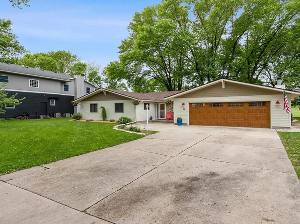 15 Country Club Pl, Clear Lake, IA 50428
