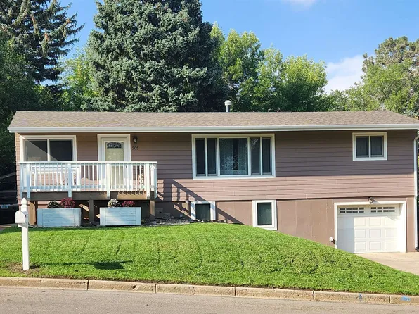 205 12th Ave NE, Minot, ND 58703