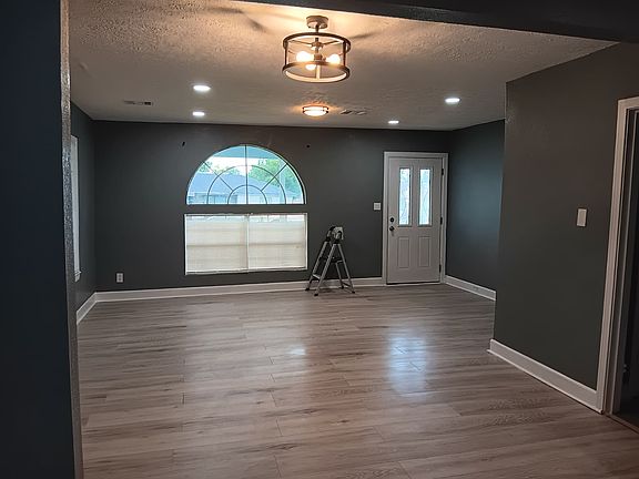 4th image of 4810 Bellnole Dr
