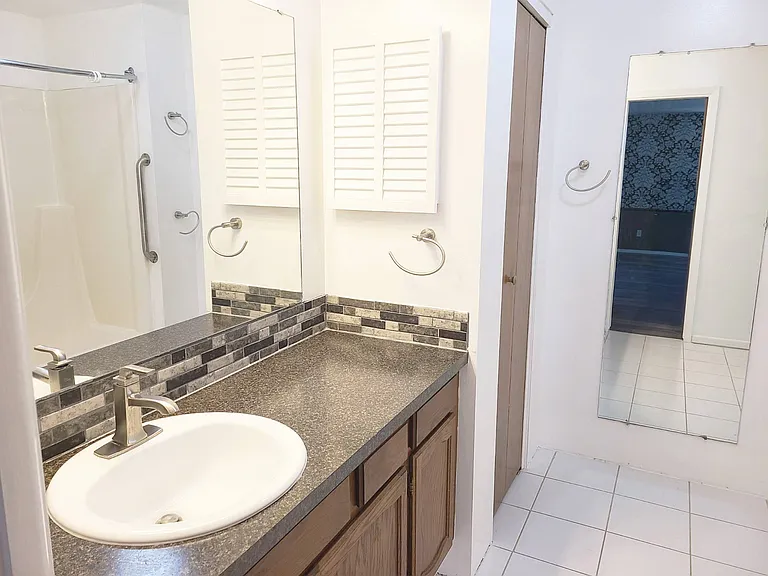 Bathroom with miror at Francis Villas.
