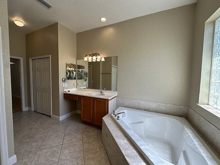 130 Oyster Pl — Photo 20