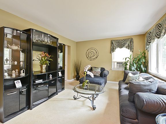 4th image of 22 Maplewood Dr