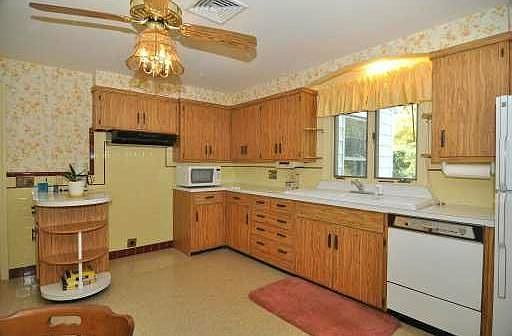 3rd image of 634 Fruit Hill Ave