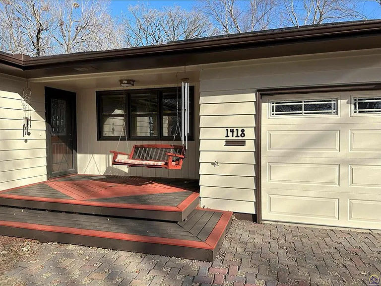 1418 NW Grove Ave — Photo 2
