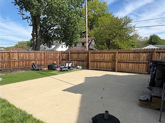 3rd image of 324 Sayers Ave