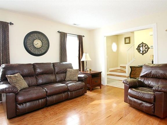 3rd image of 900 Aspen Dr