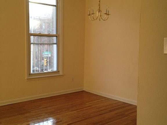 2nd image of 1137 Lombard St