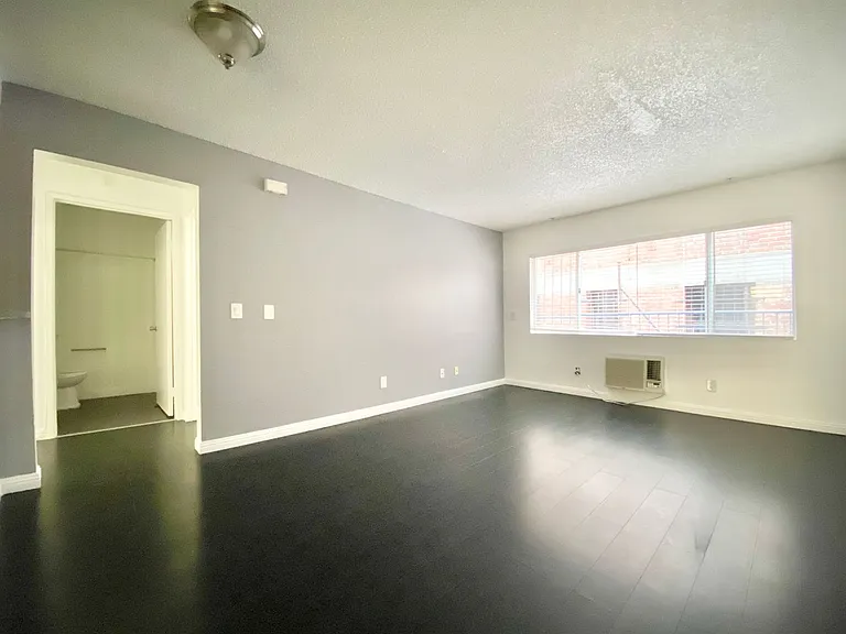256 S Rampart Blvd — Photo 14