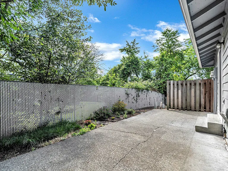 5210-5232 SE Rinearson Rd — Photo 17