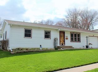 523 Meadowview Dr, Clinton, IA 52732