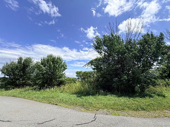 3rd image of 26 Quaker Hill Road