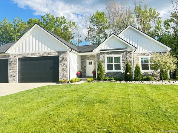 6210 Woodridge Ln, Grand Blanc, MI 48439