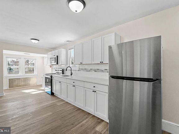 5th image of 542 Berlin Rd