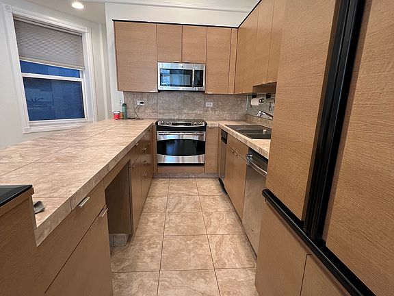3rd image of 51 E Bellevue Pl APT 2