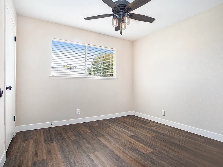 7196 Tamarack Dr — Photo 15