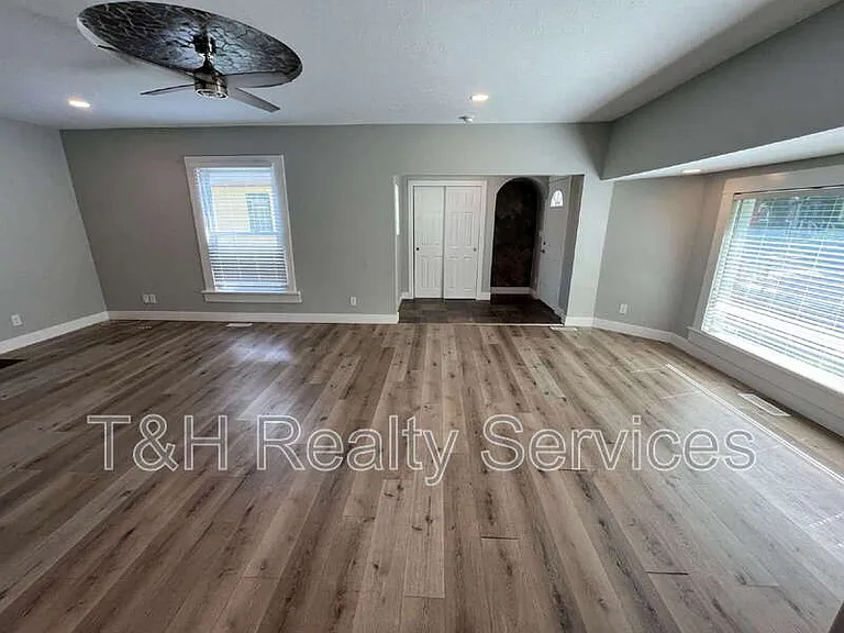 6155 Broadway St — Photo 3