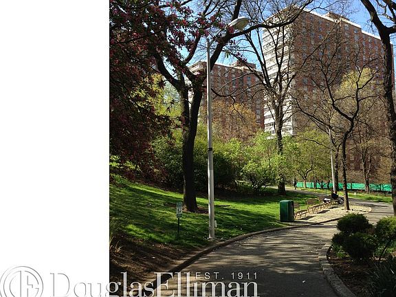 4th image of 100 La Salle St APT 14G