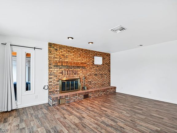 3rd image of 572 Federal St