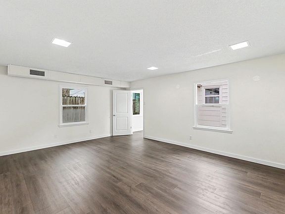 3rd image of 629 N Ridgewood Dr
