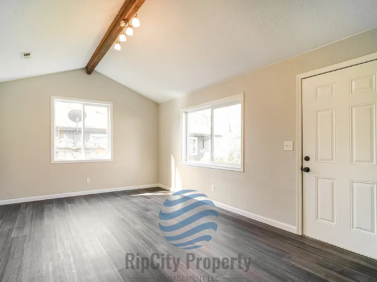 1307 Elm St — Photo 2